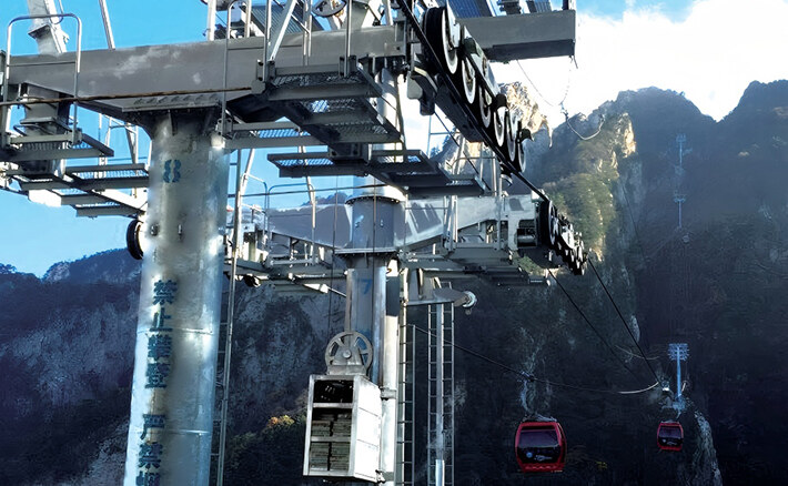 The detachable cableway at the Golden Summit of Laojun Mountain in Luanchuan, Henan Province